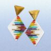Aretes Rombos Coloridos de color blanco.