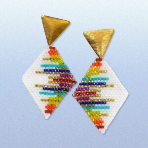 Aretes Rombos Coloridos de color blanco.