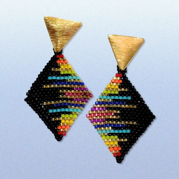 Aretes Rombos Coloridos de color negro.