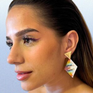 Aretes Rombos Coloridos de color blanco